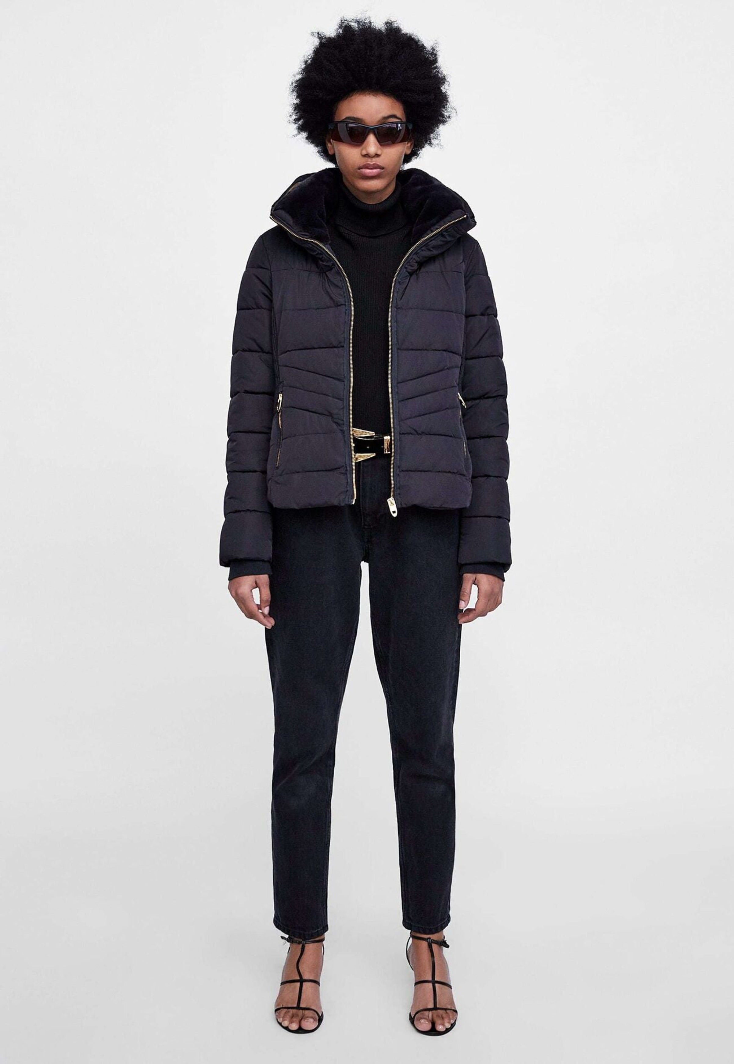 Chaqueta negra con plumon