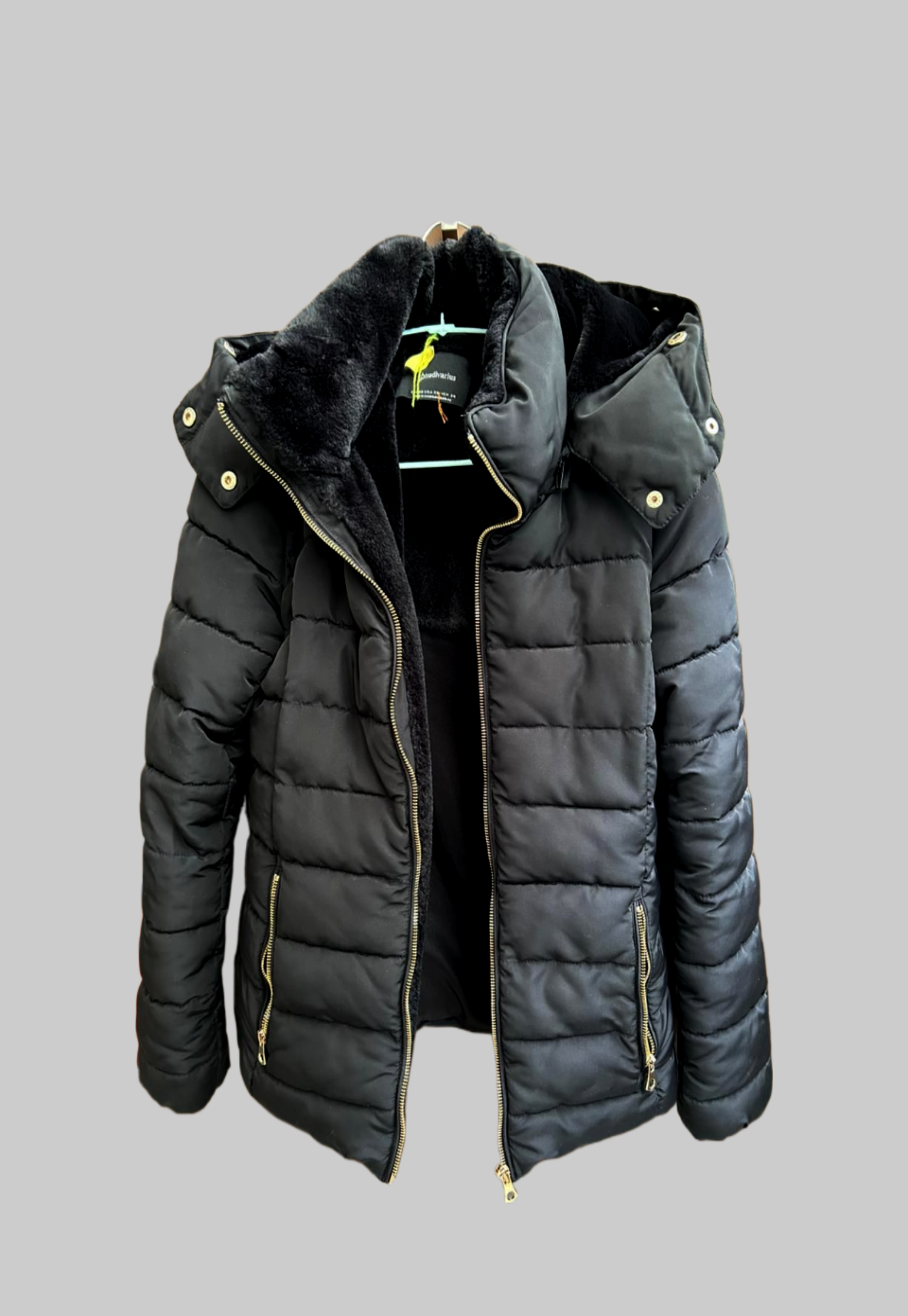 Chaqueta negra con plumon