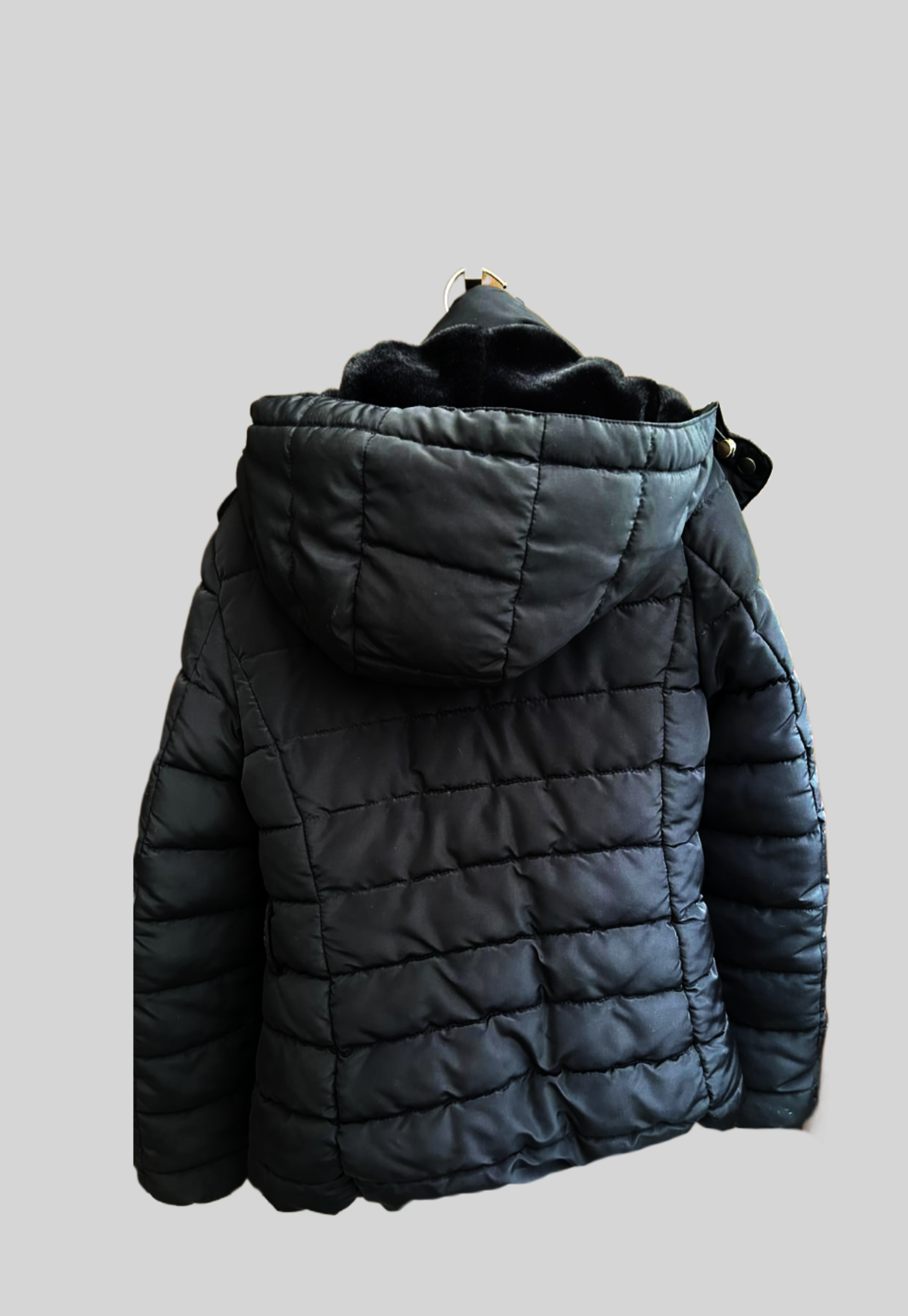 Chaqueta negra con plumon