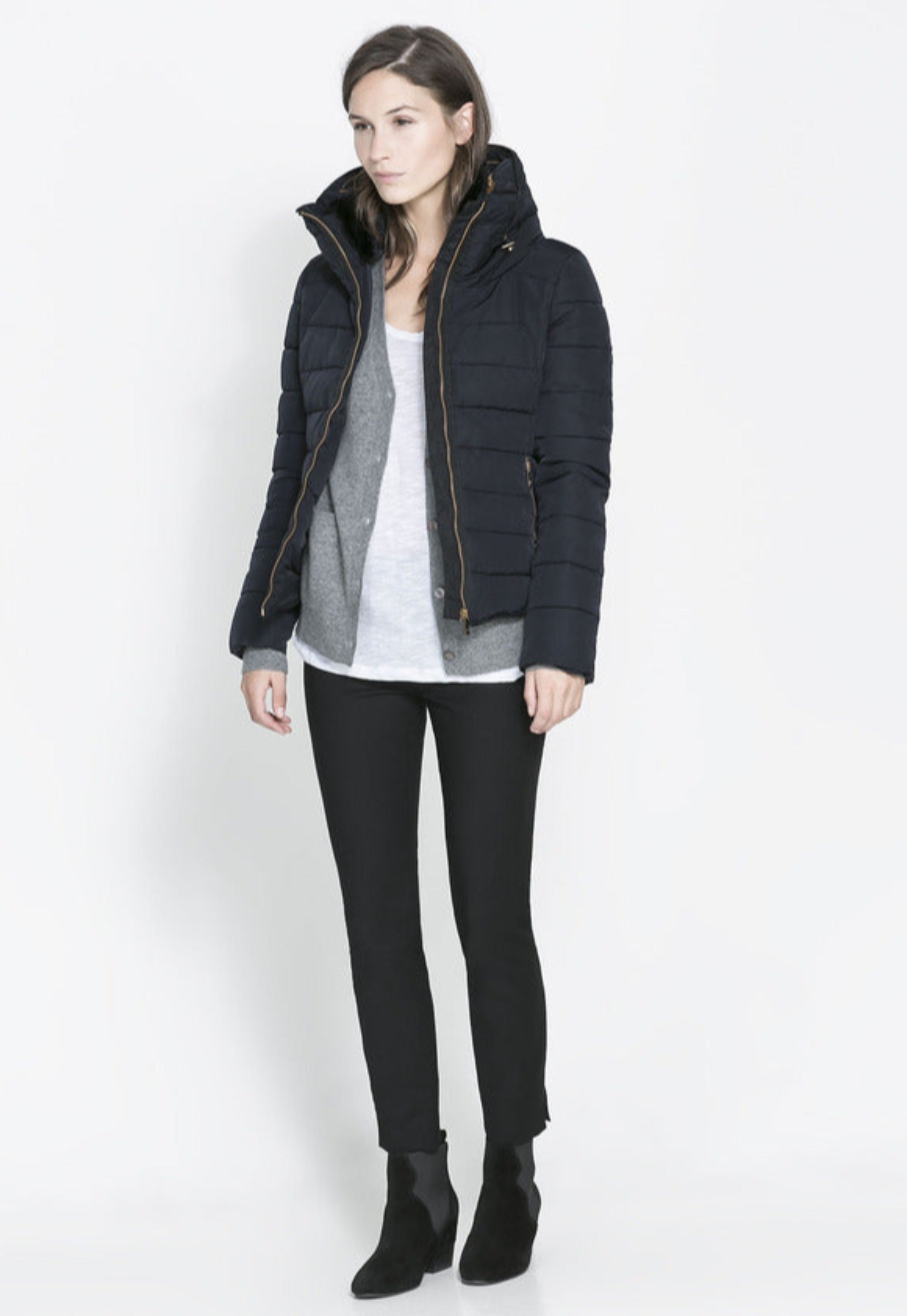 Chaqueta negra con plumon